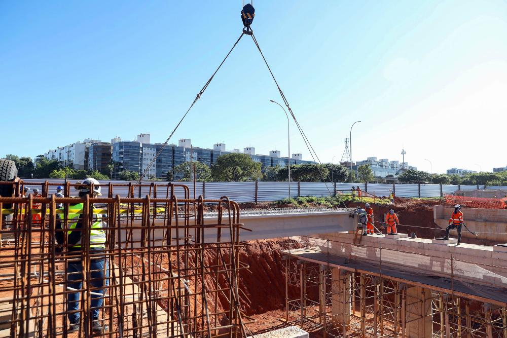 Capa da notícia: Governo inicia içamento de vigas que sustentarão viaduto da Epig
