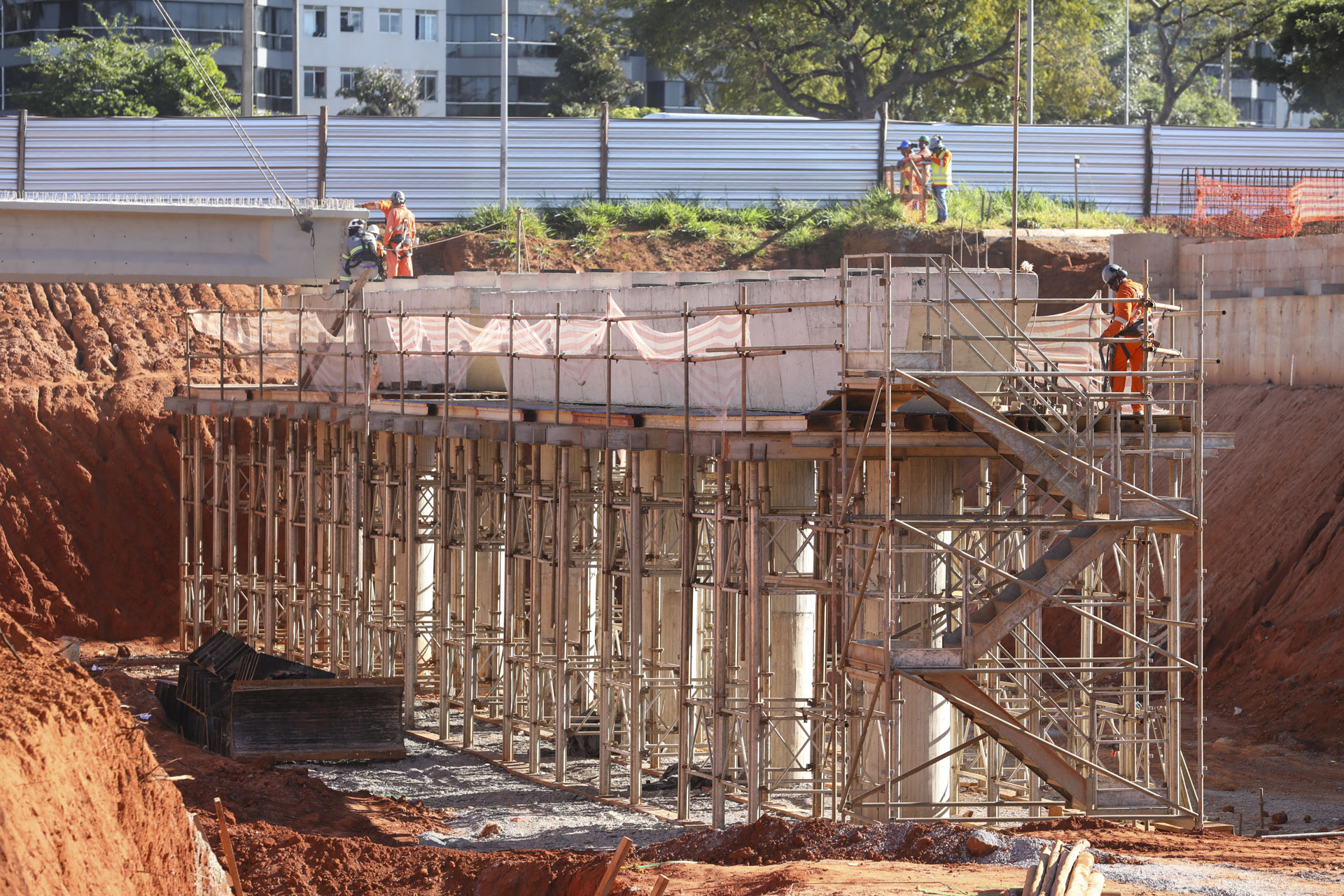 Começou o processo de içamento e instalação das vigas que darão sustentação ao viaduto localizado no trecho 2 da Epig | Fotos: Lúcio Bernardo Jr./Agência Brasília